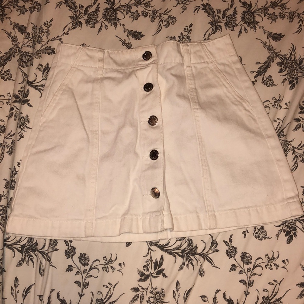 White denim skirt!